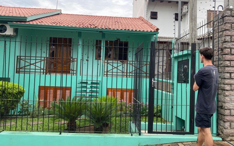 Residência da família Crippa, onde ocorreu ataque a tiros, atrai curiosos | abc+