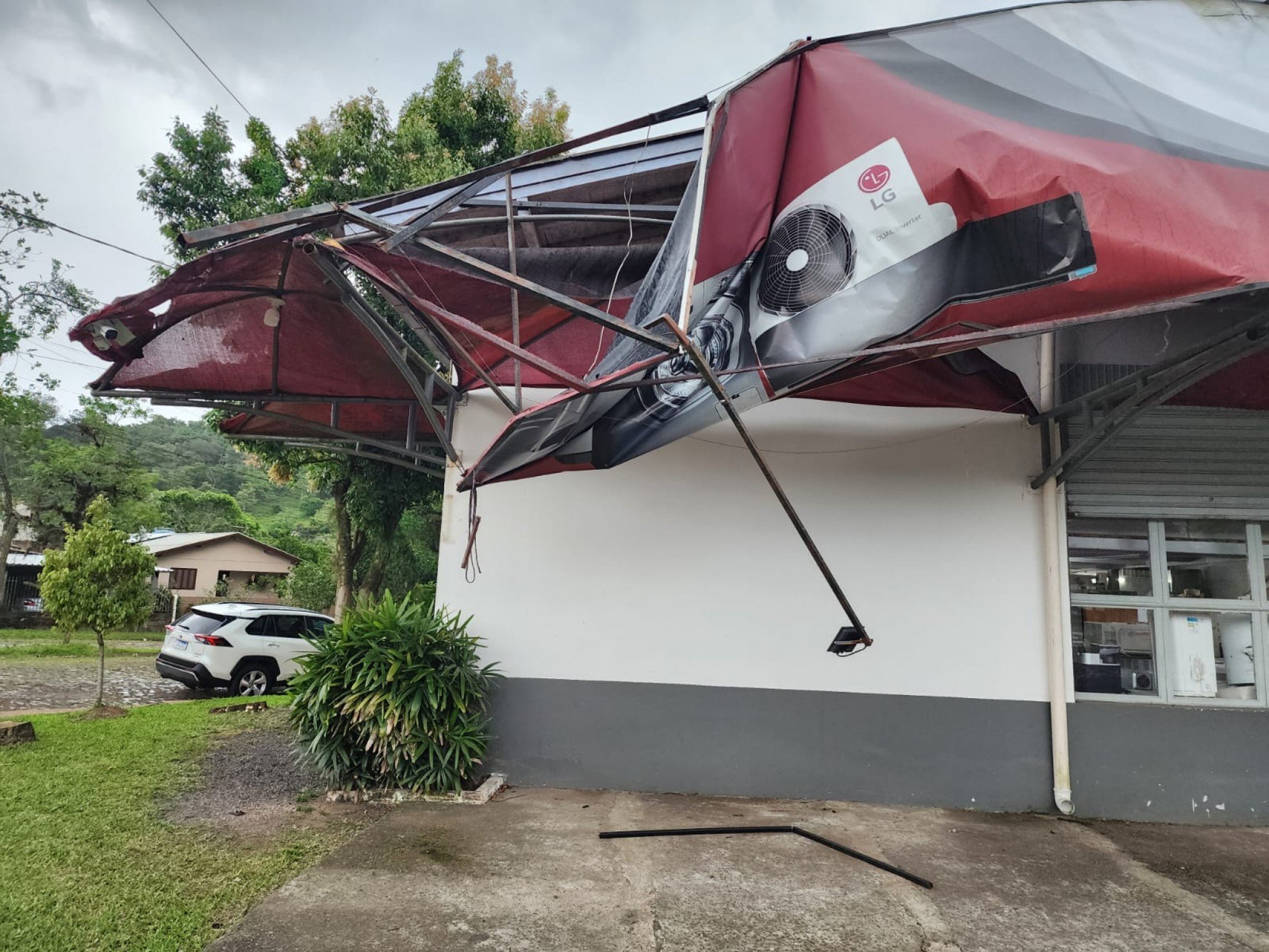 VÍDEO: Fachada de empresa é destruída com a força do vento em Estância Velha