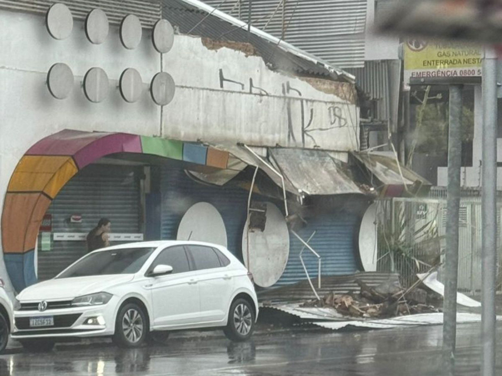 Fachada de loja infantil despenca em função de temporal em Novo Hamburgo