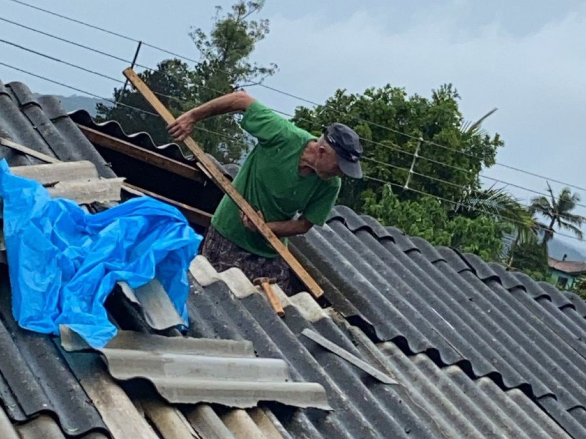 FOTOS: Passagem de temporal é marcada por destelhamento de casas em Campo Bom