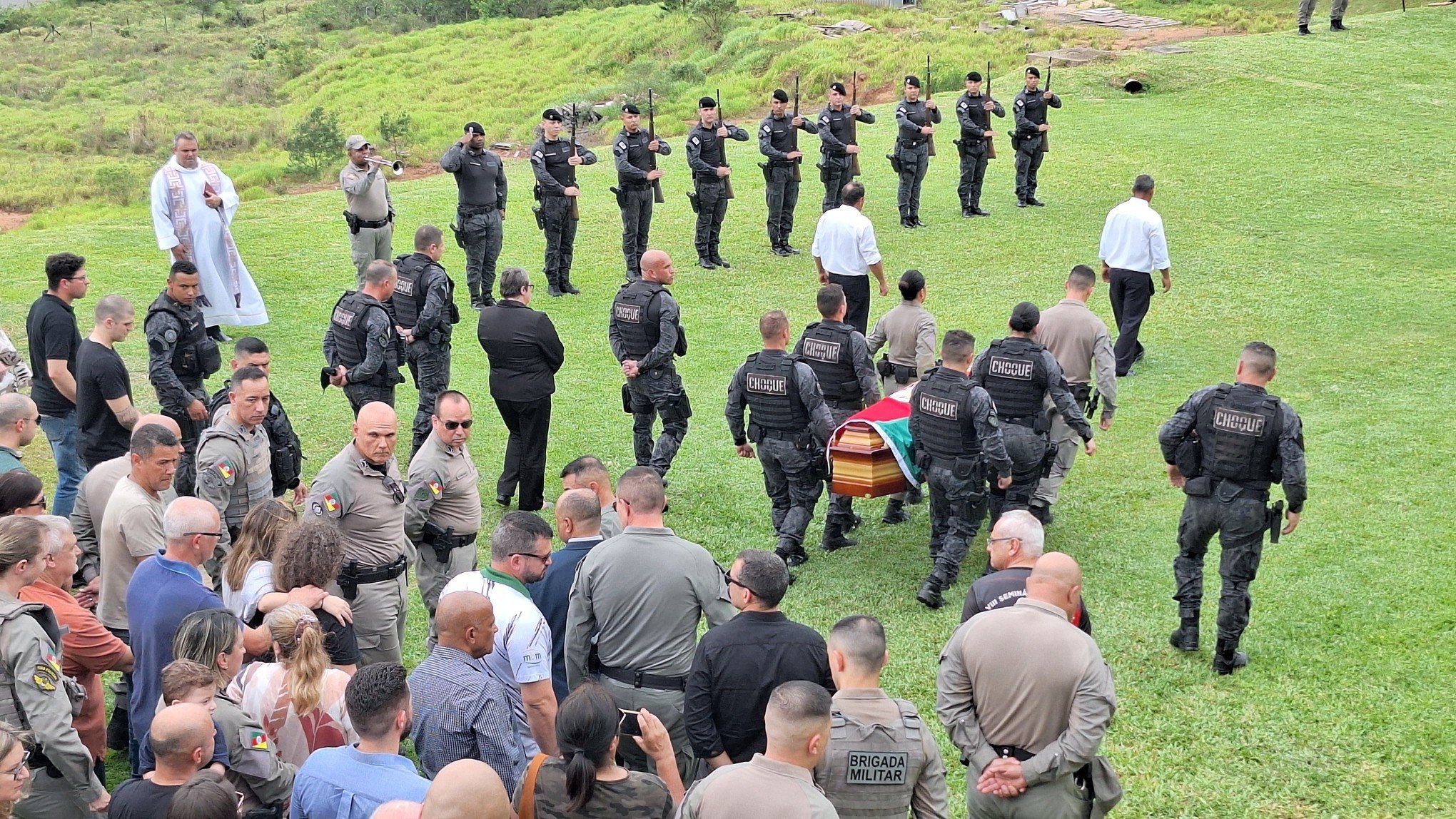 VÍDEO: Comoção e honras militares marcam sepultamento de policial morto por atirador em Novo Hamburgo