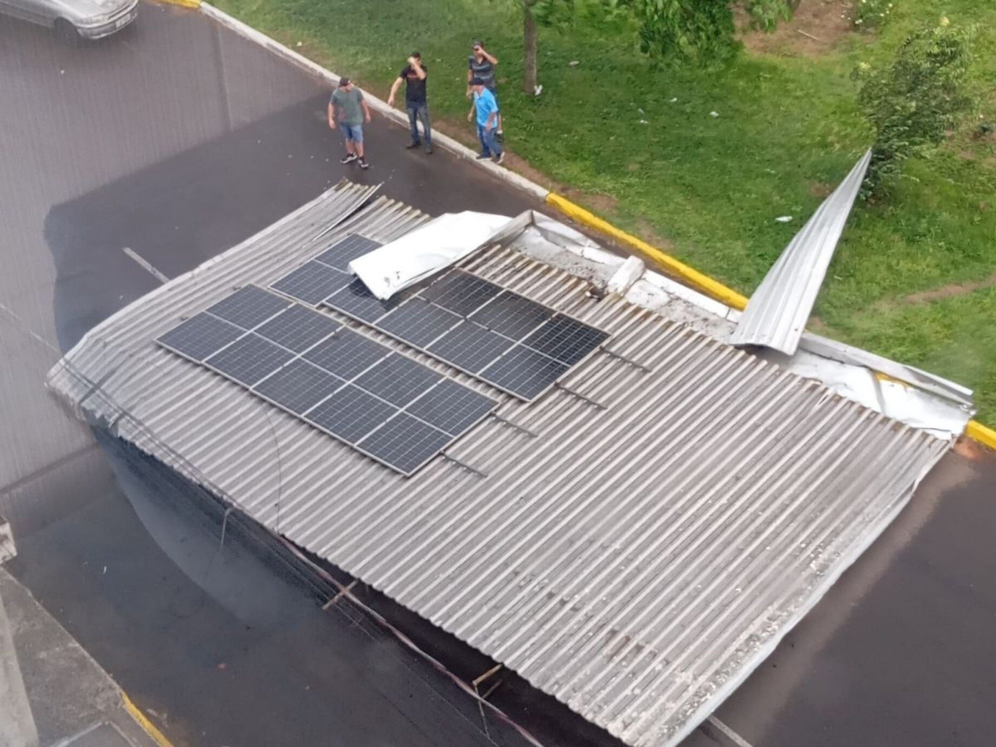 VÍDEO: Telhado com painéis solares vai parar no meio de avenida em Sapiranga