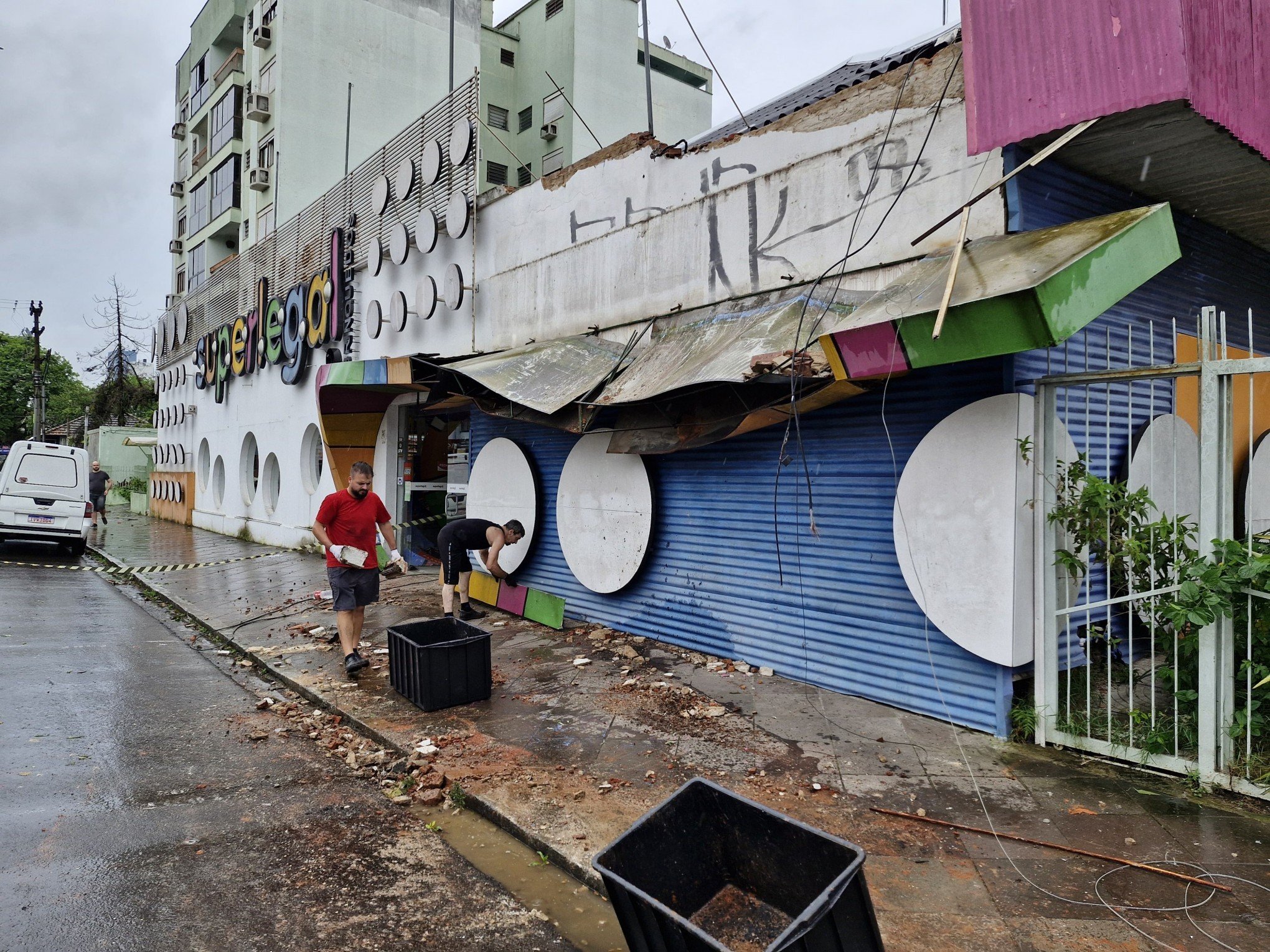 Fachada de loja de brinquedos despenca em função de temporal em Novo Hamburgo