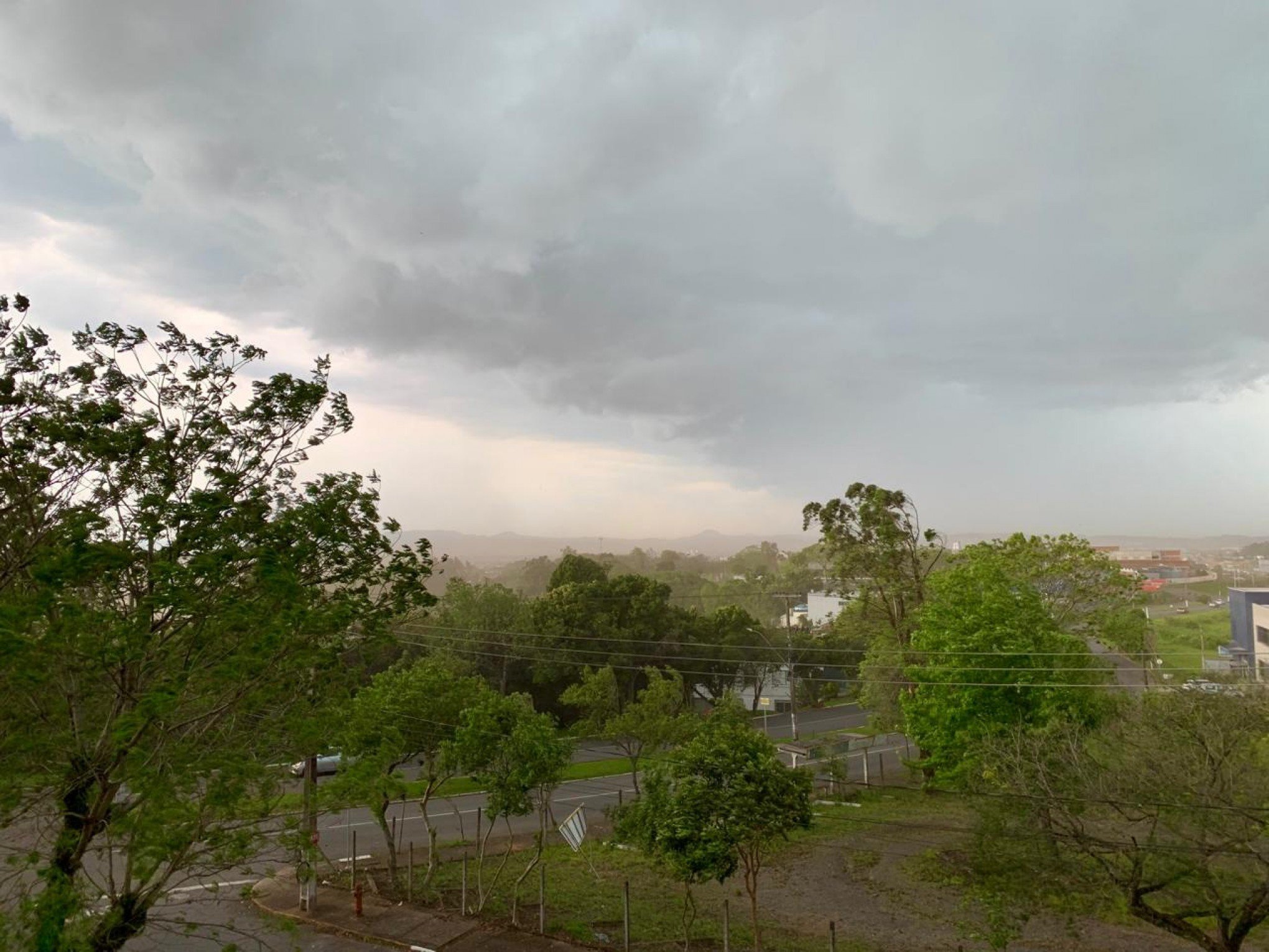 PREVISÃO DO TEMPO: Ventos fortes antecedem chegada da chuva na região metropolitana