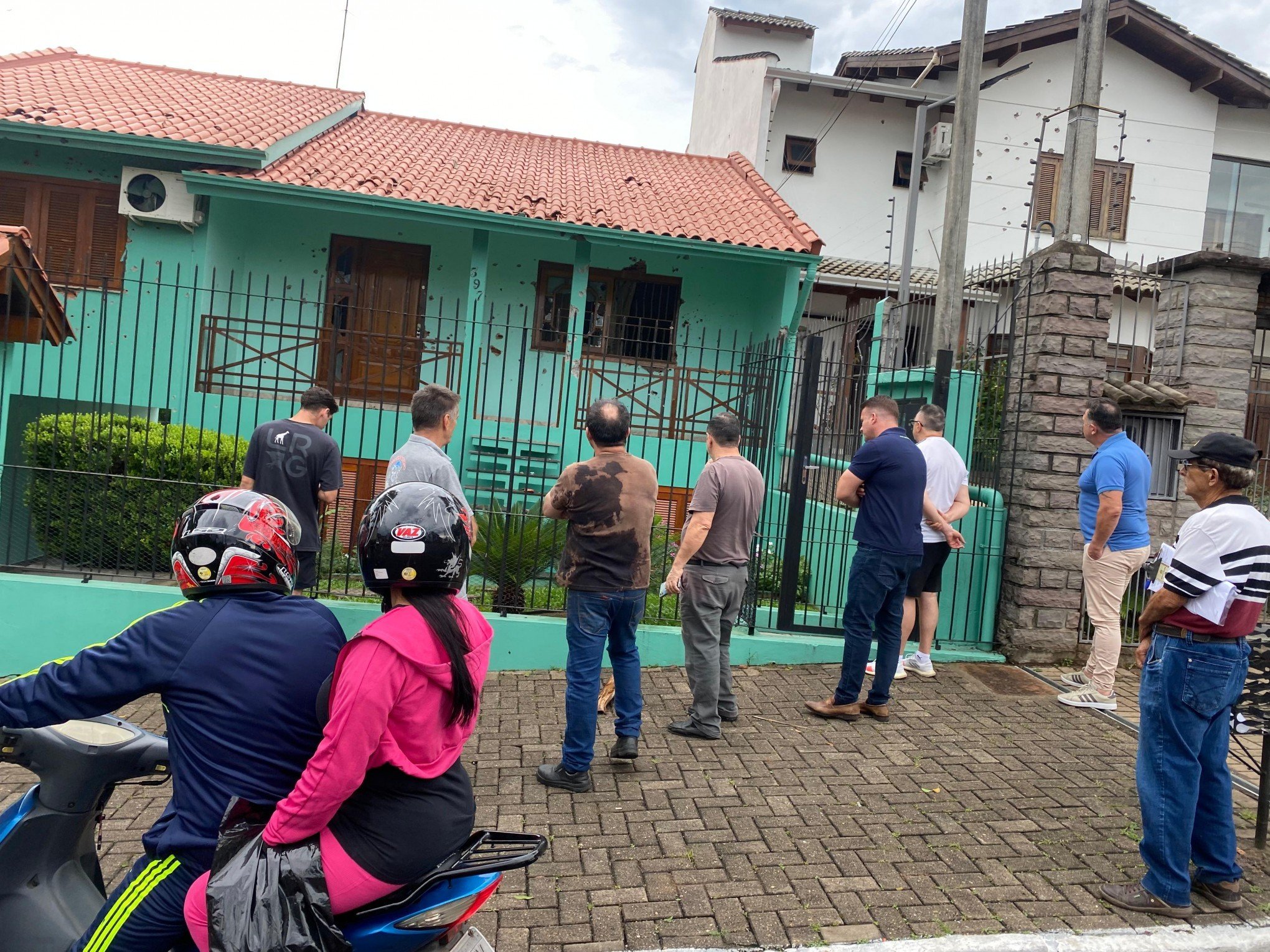 Movimento de curiosos é intenso em rua de ataque a tiros em Novo Hamburgo