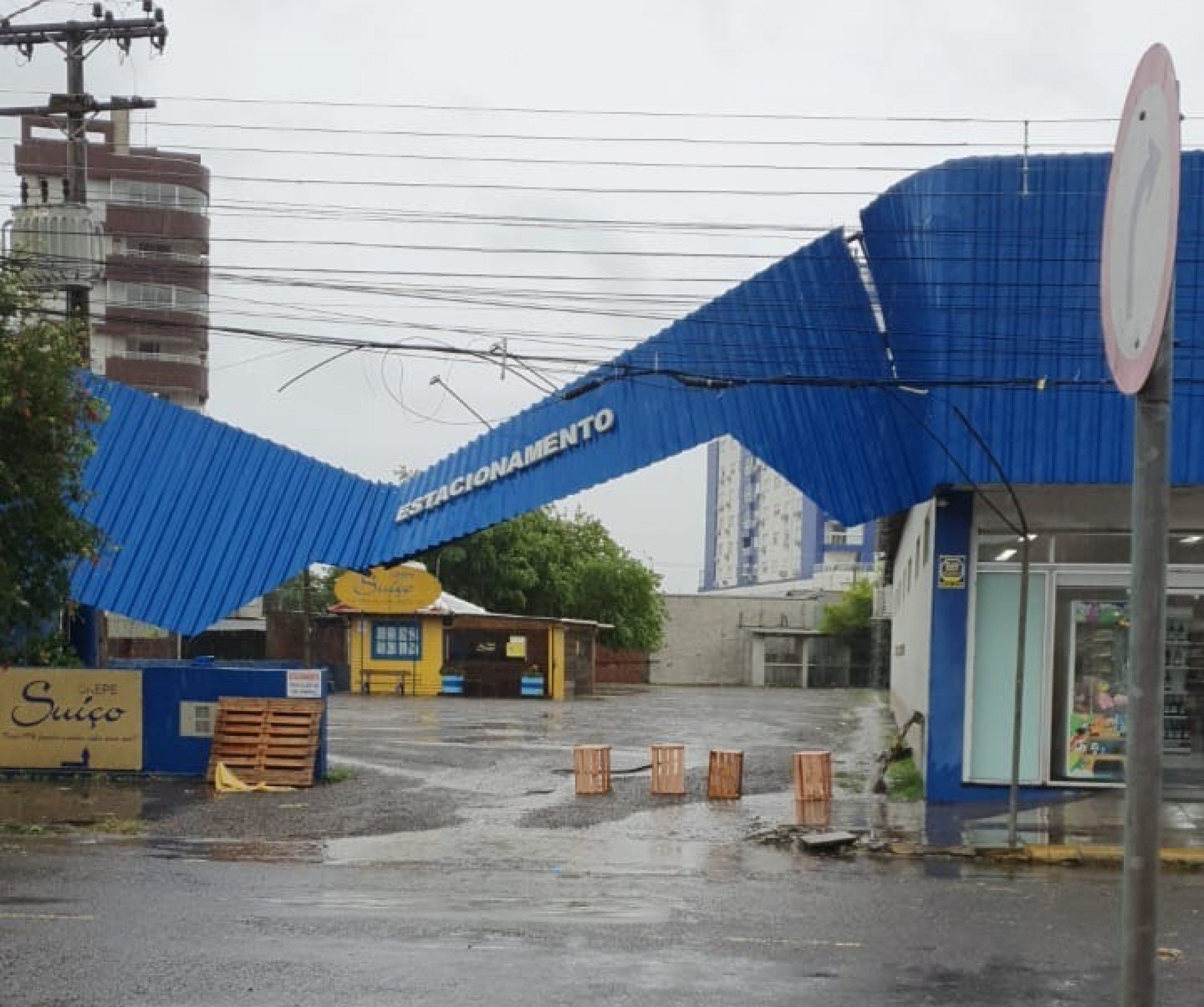 Fachada de supermercado desaba com força do vento em Campo Bom