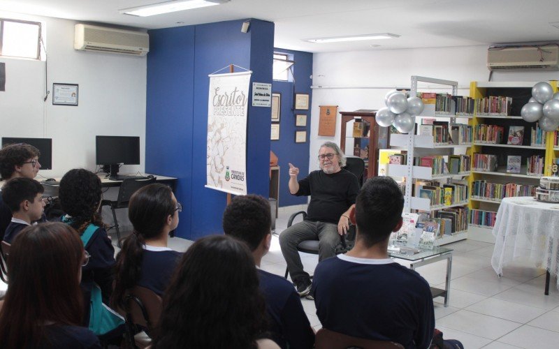 Conversa com escritor celebra do aniversário de 58 anos da Biblioteca Municipal João Palma da Silva