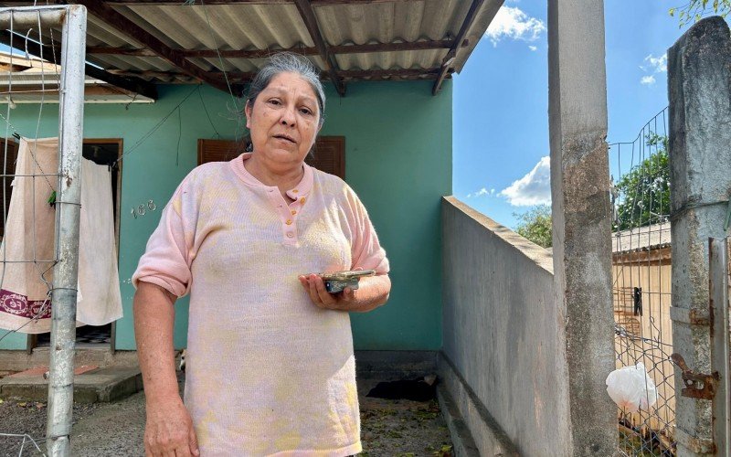 Aposentada Neusa Nunes da Silveira é uma das moradoras que aguarda o retorno da luz. | abc+