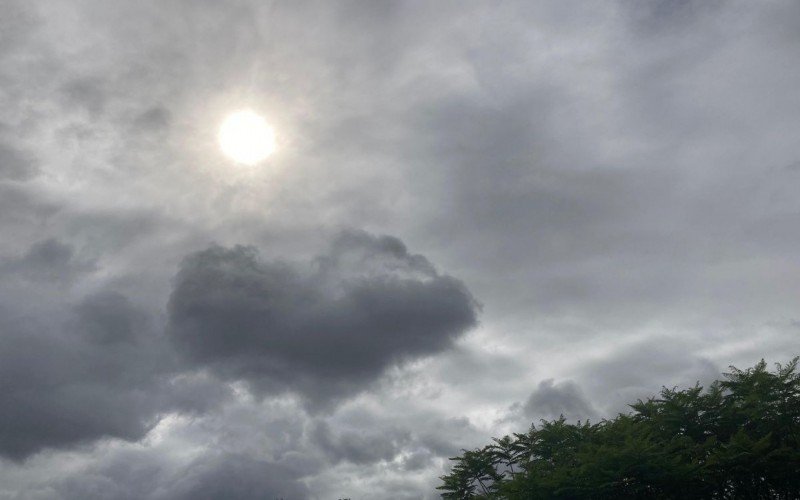 Sol aparece entre nuvens nesta sexta-feira | abc+