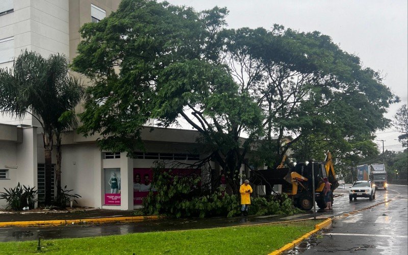 Equipes da Defesa Civil de Igrejinha estiveram nas ruas da cidade nesta quinta-feira. | abc+