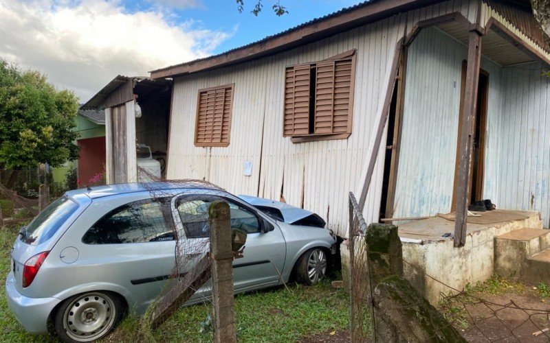 Carro colidiu em casa na manhã desta sexta-feira em Igrejinha | abc+