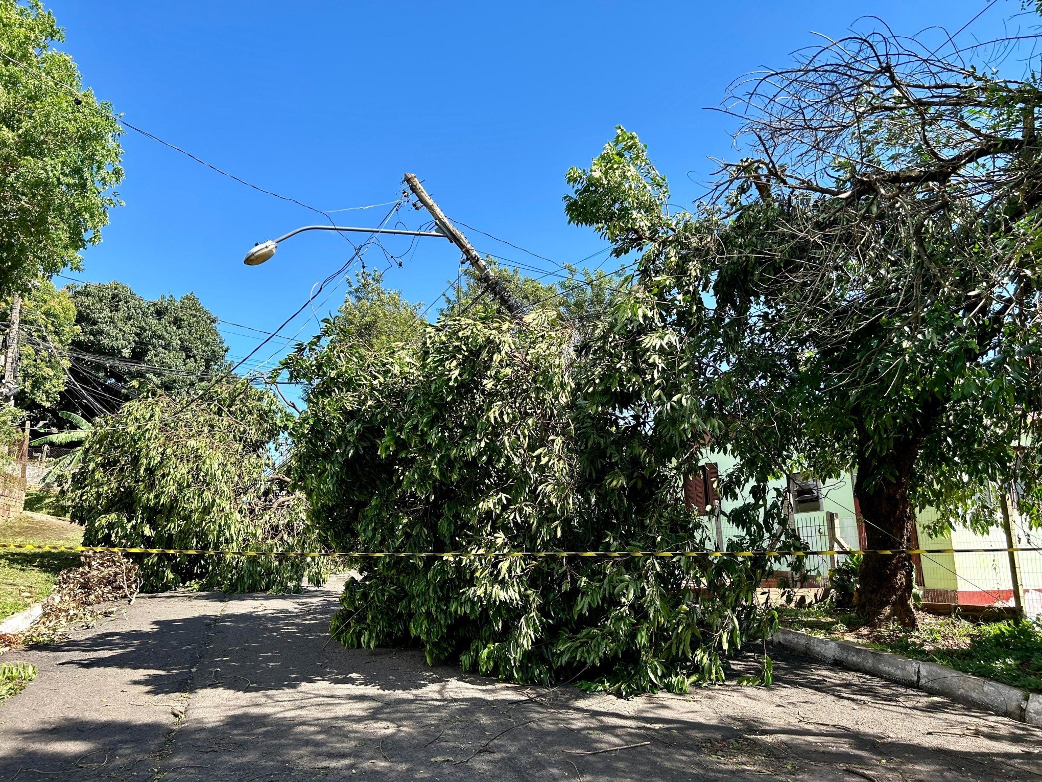 Quase 30 horas após vendaval, moradores da região seguem sem energia elétrica; RGE se manifesta