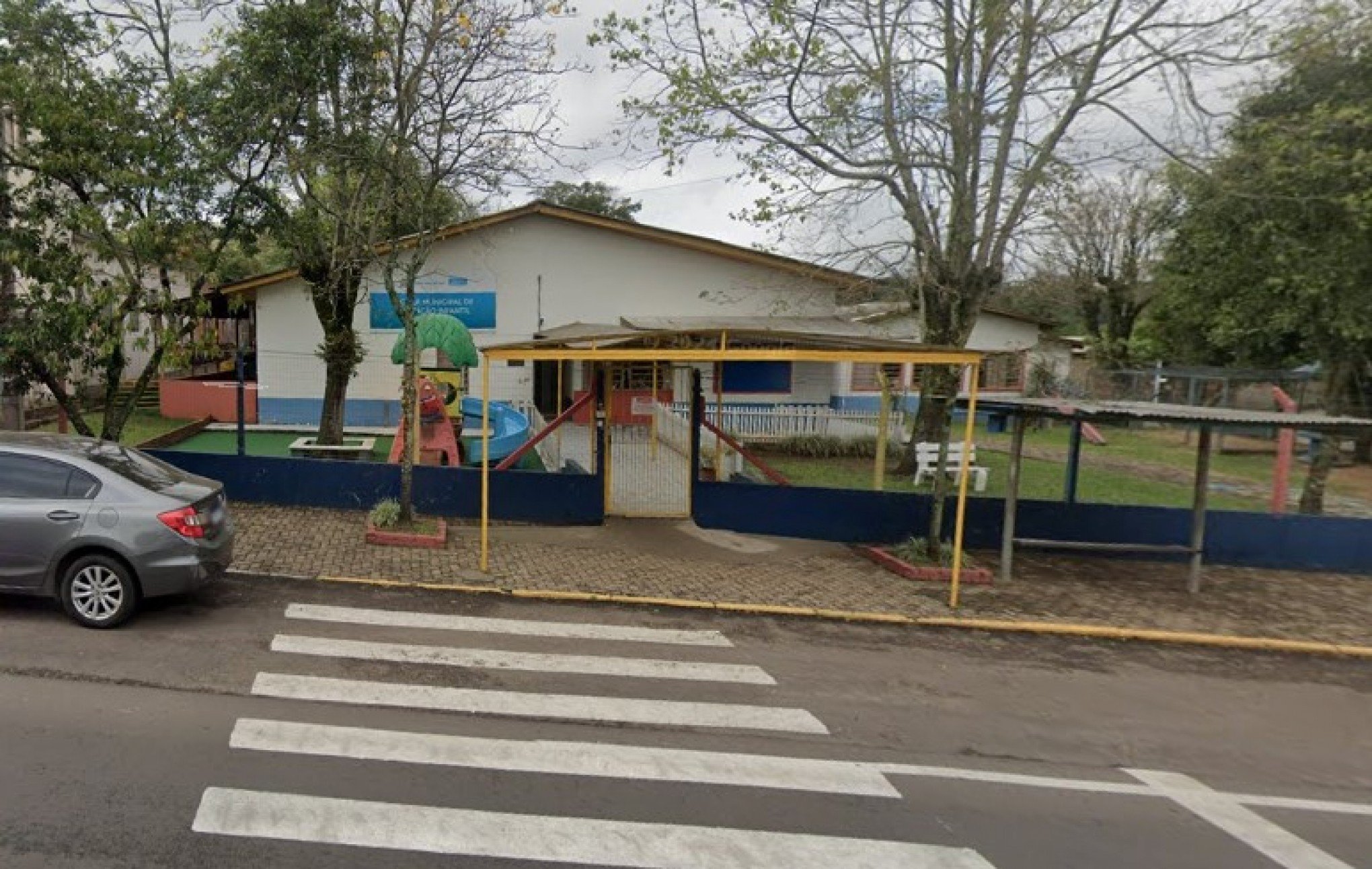 Crianças são isoladas em escola municipal infantil após homem em fuga invadir o local no RS