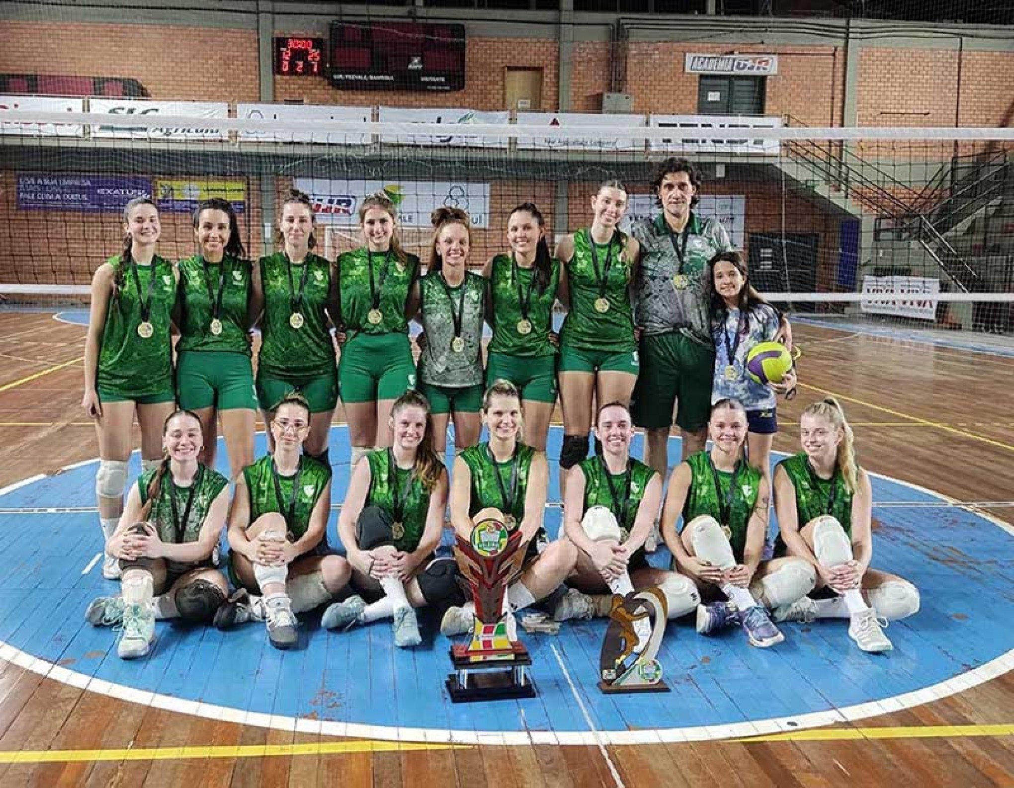 Meninas da Feevale vencem por 2 sets a 0 e conquistam tricampeonato no vôlei