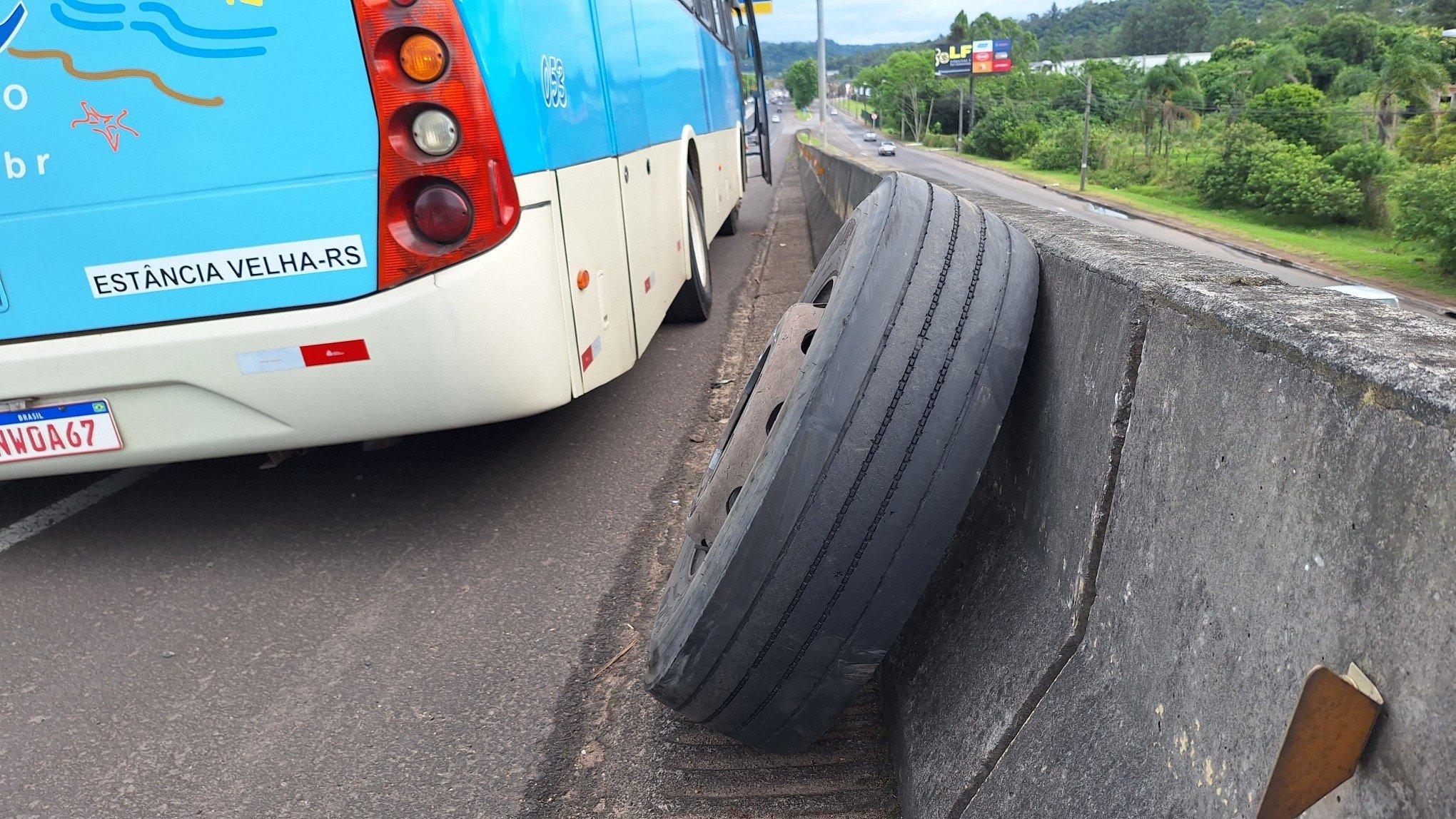 BR-116: Ônibus perde rodas durante trajeto entre Novo Hamburgo e Estância Velha