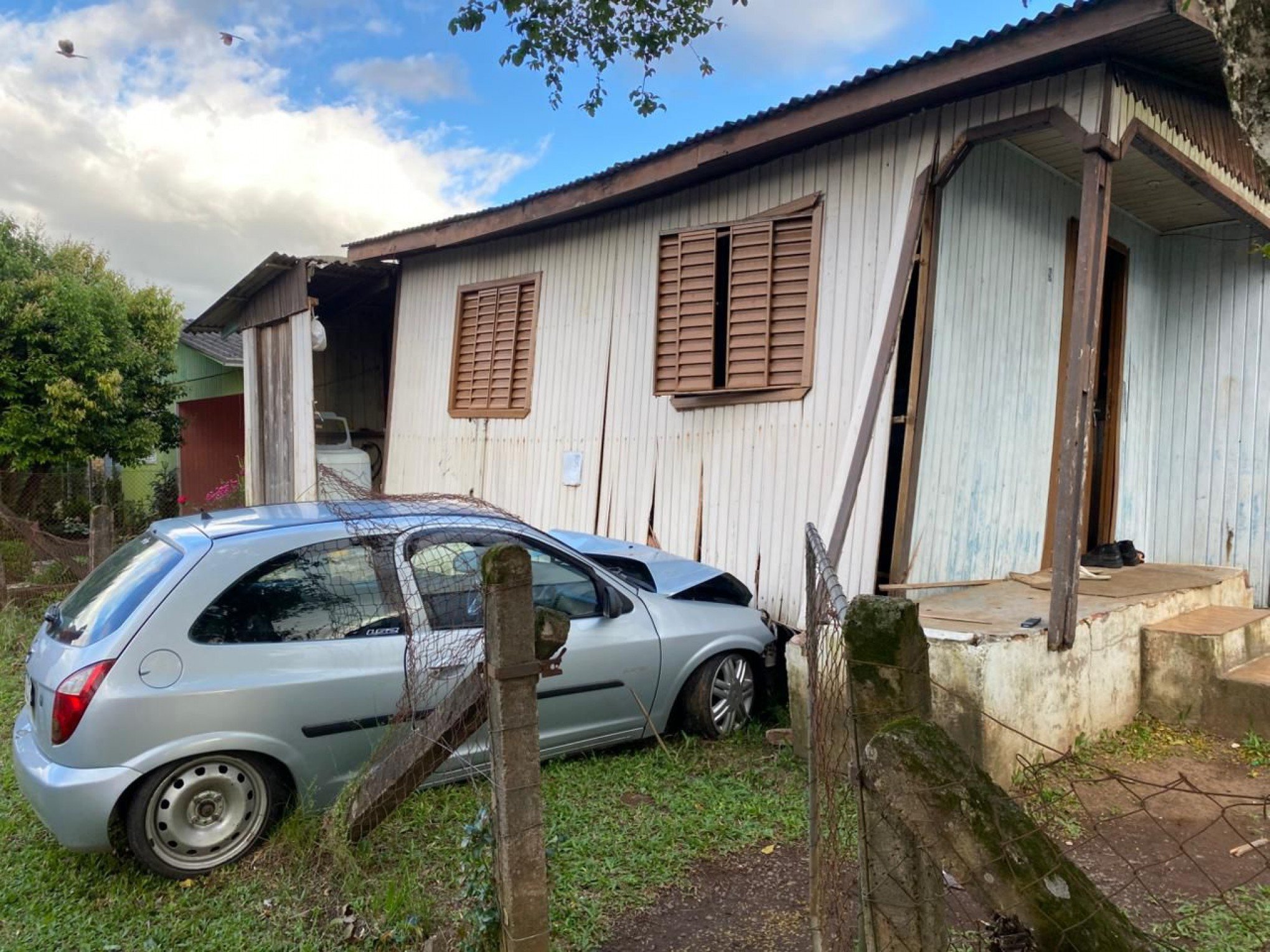 VÍDEO: Carro invade pátio e colide em casa no Vale do Paranhana