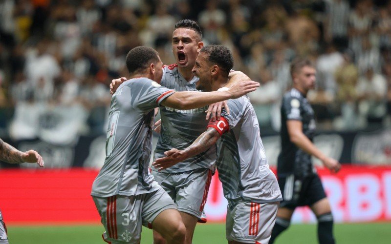 Gabriel Carvalho, Borré e Alan Patrick comemoram gol colorado sobre o Atlético-MG | abc+