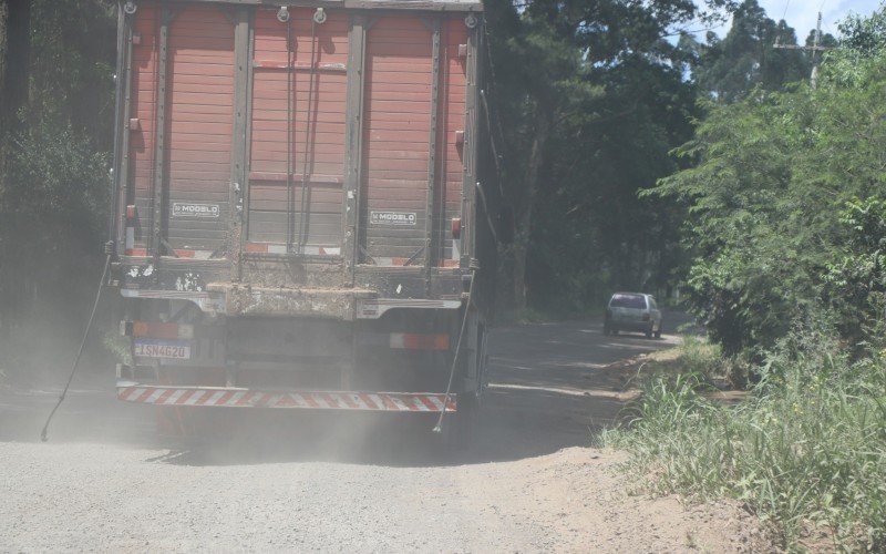 Trecho da Estrada Passo da Taquara sem pavimento  | abc+