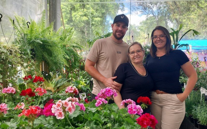 Sócios da Floricultura Mauro Souza, de Capela de Santana, percebem que há muitas pessoas interessadas em repor plantas perdidas com a enchente de maio | abc+