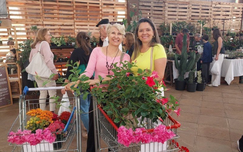 Francisca Silva e Eliane Trajano compraram plantas, como Kalanchoes, gerânios, hortências, entre outras | abc+