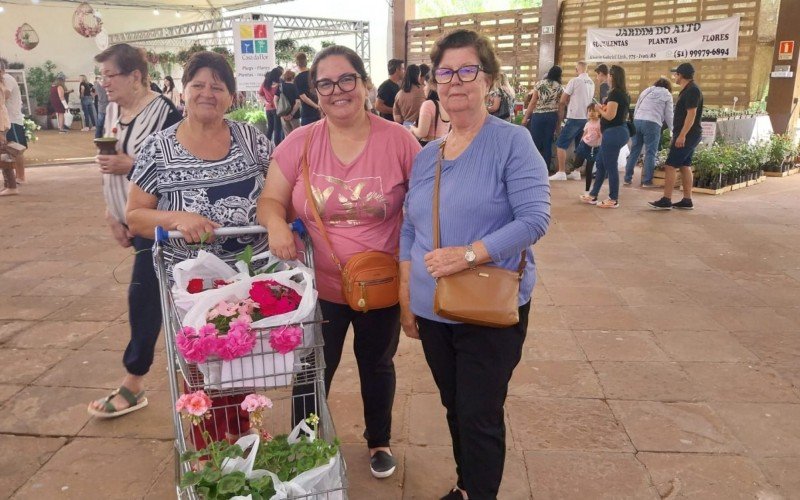 "Estou levando especialmente gerânios para enfeitar o jardim  de casa", diz Juliane Knak, com a sogra e a mãe | abc+