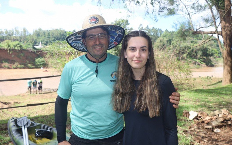 Melissa, na foto com o pai Anderson, foi uma as poucas remadoras presente no evento  | abc+