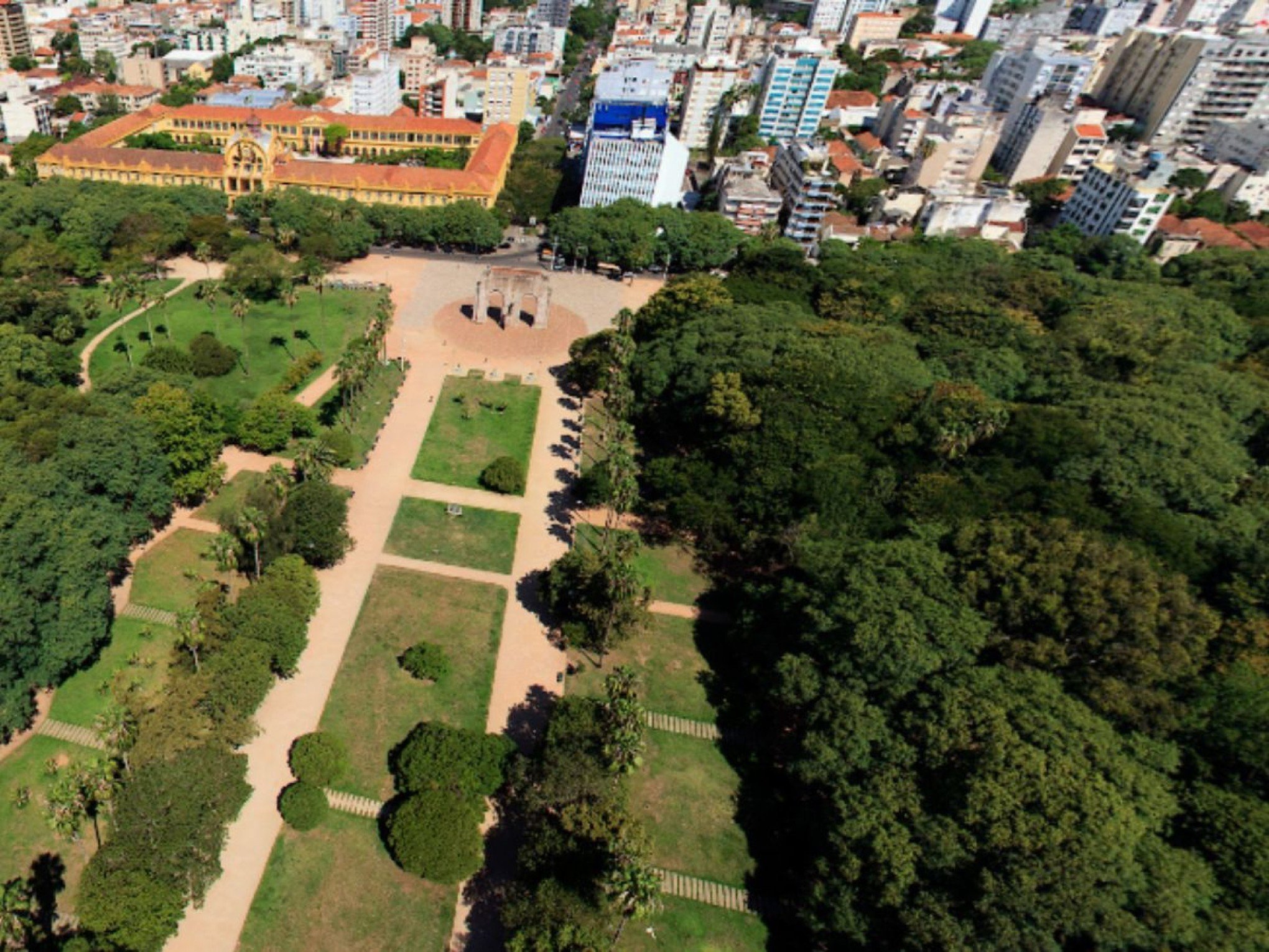 Corpo carbonizado é encontrado em parque de Porto Alegre; entenda o que diz a polícia