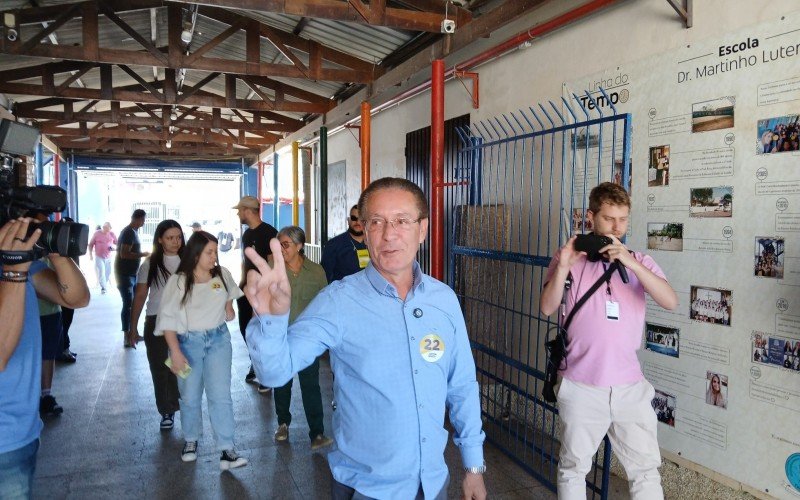 Candidato Airton Souza vota em Canoas | abc+