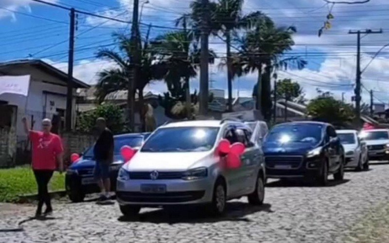 Carreata Força Rosa contou com mais de 30 carros e 50 mulheres neste sábado