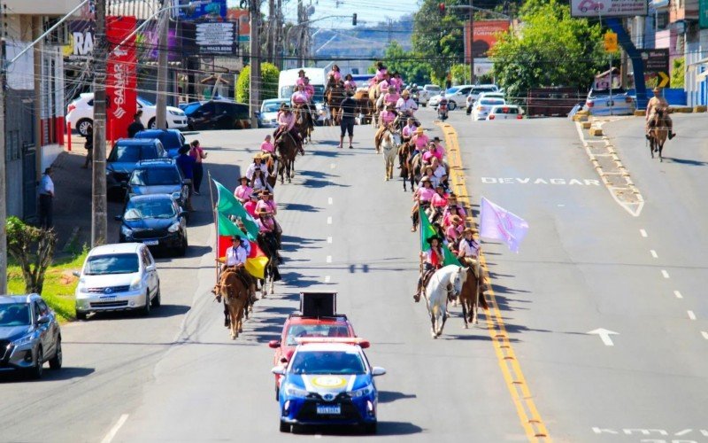 Cavalgada Outubro Rosa leva multidão para desfilar em Sapucaia do Sul