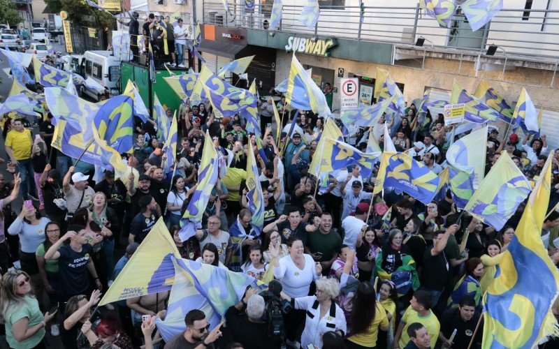 Festa celebra a vitória de Airton Souza na esquina das ruas Dr. Barcelos e Coronel Vicente