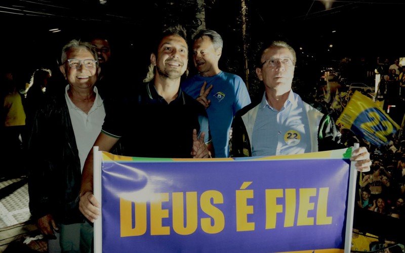 Após quatro mandatos como vereador, Airton Souza assume chefia do Executivo ao lado de Rodrigo Busato