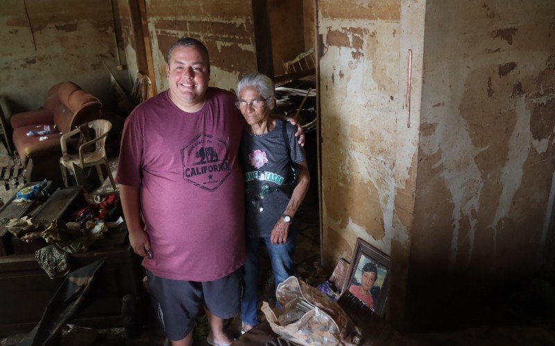 Diego, com a mãe Geni, na casa dela, que foi vistoriada na última semana