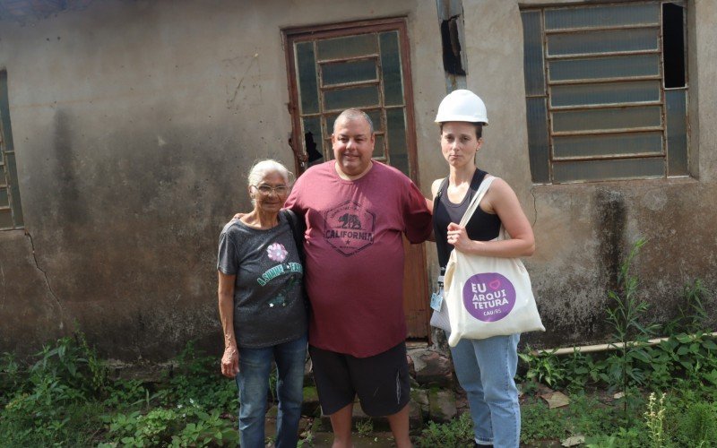 Geni, com o filho Diego e a arquiteta Estefânia, que vistoriou sua casa; profissional constatou que imóvel está inseguro para moradia 