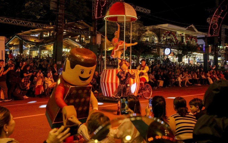 Grande Desfile de Natal volta a ocorrer no Centro de Gramado, depois de dez anos