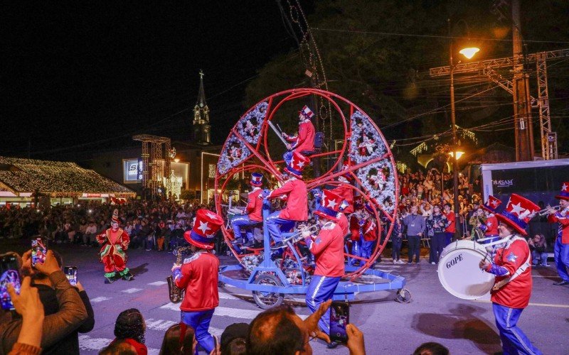 Grande Desfile de Natal volta a ocorrer no Centro de Gramado, depois de dez anos