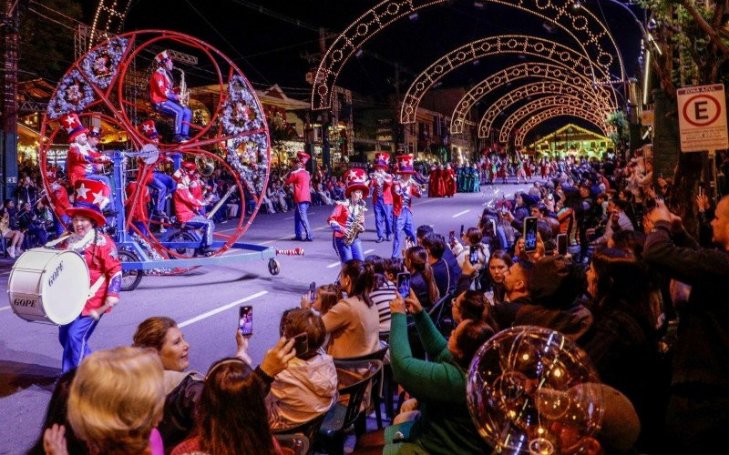 Grande Desfile de Natal volta a ocorrer no Centro de Gramado, depois de dez anos