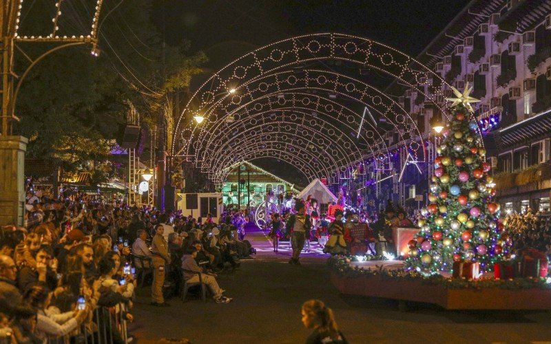 Grande Desfile de Natal volta a ocorrer no Centro de Gramado, depois de dez anos