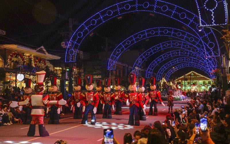 Grande Desfile de Natal volta a ocorrer no Centro de Gramado, depois de dez anos