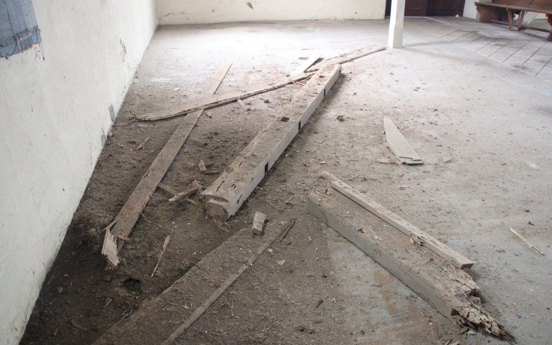 Pedaços do forro no chão da Igreja