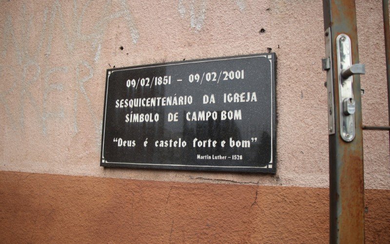 Placa instalada ao lado da entrada principal da Igreja