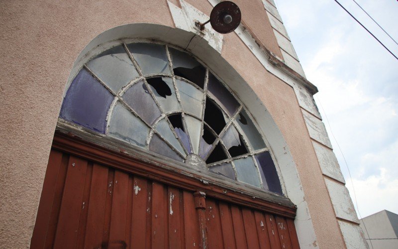 Vidros do portal da Igreja estão quebrados