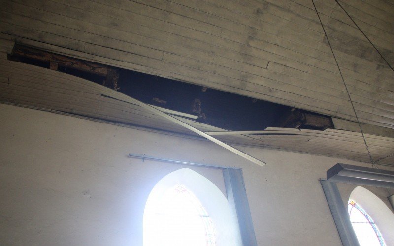 Forro da Igreja está cedendo