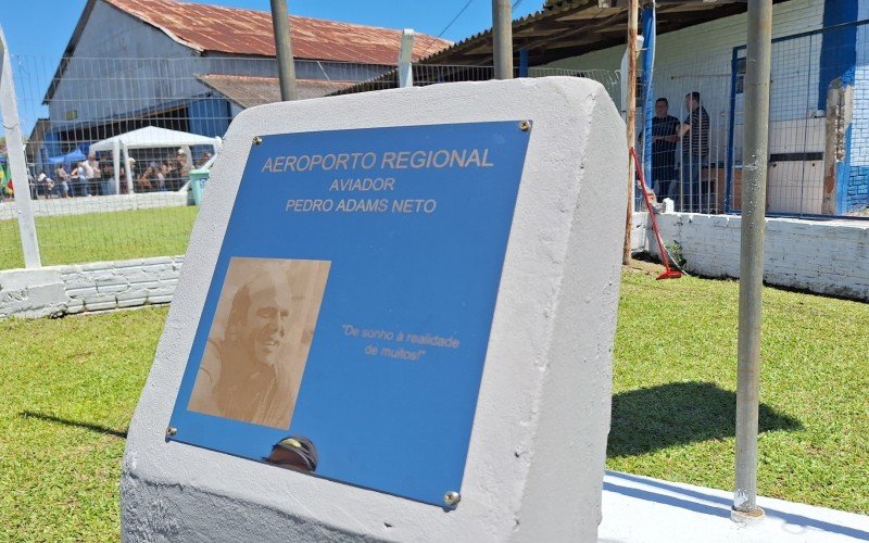 Placa em homenagem a Pedrinho foi instalada no aeroporto regional