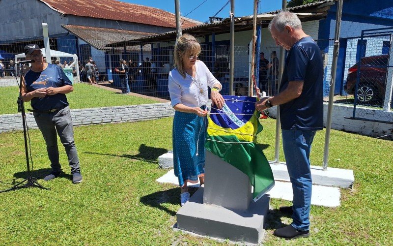 Filhos de Pedro Adams Neto descerraram placa inaugural do aeroporto regional