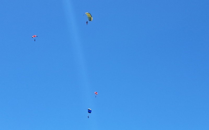 Shows de acrobacias aéreas e saltos de paraquedistas marcaram ato solene