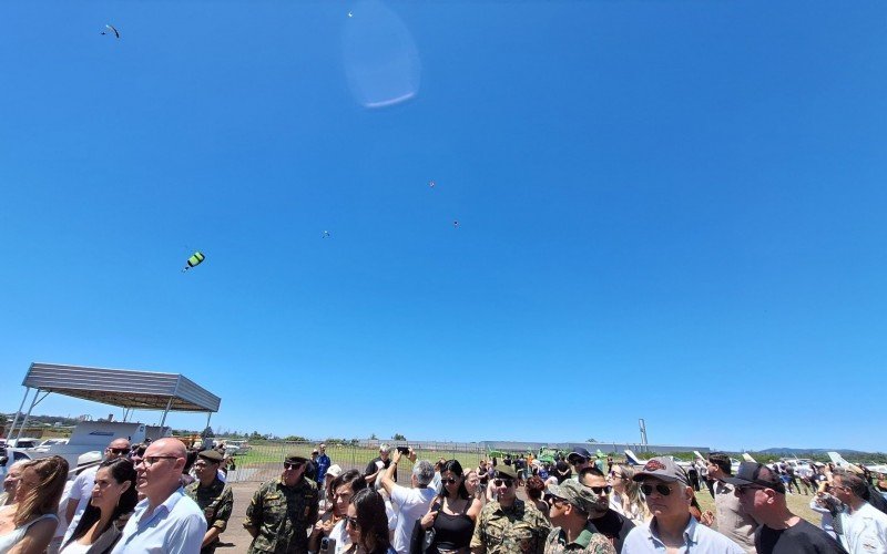 Shows de acrobacias aéreas e saltos de paraquedistas marcaram ato solene