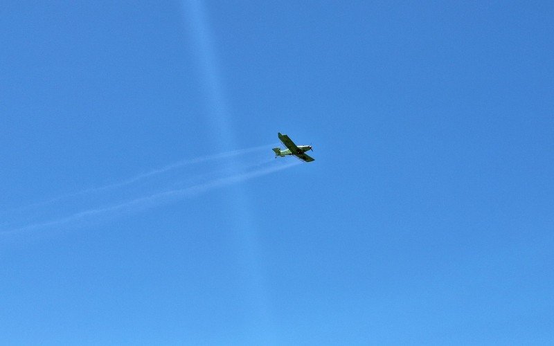 Avião sobrevoou aeroporto e pulverizou água benta sobre o terreno