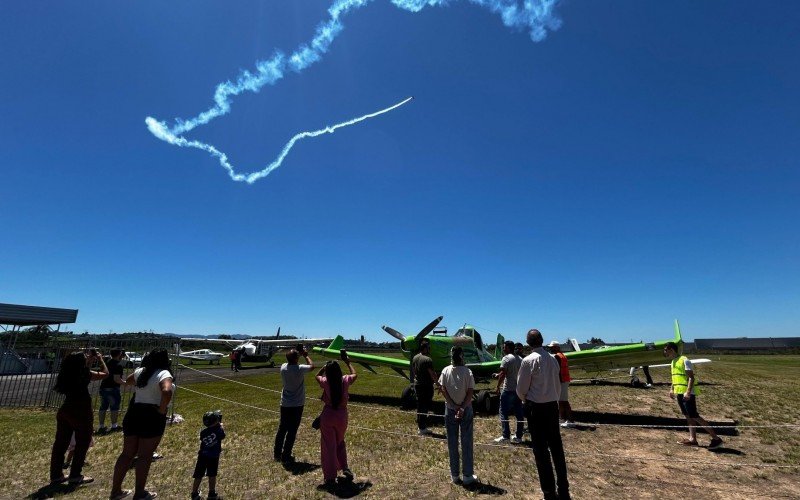 Shows de acrobacias aéreas e saltos de paraquedistas marcaram ato solene