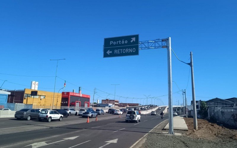 Sinalização instalada com semipórtico na lateral da BR-116 da Scharlau